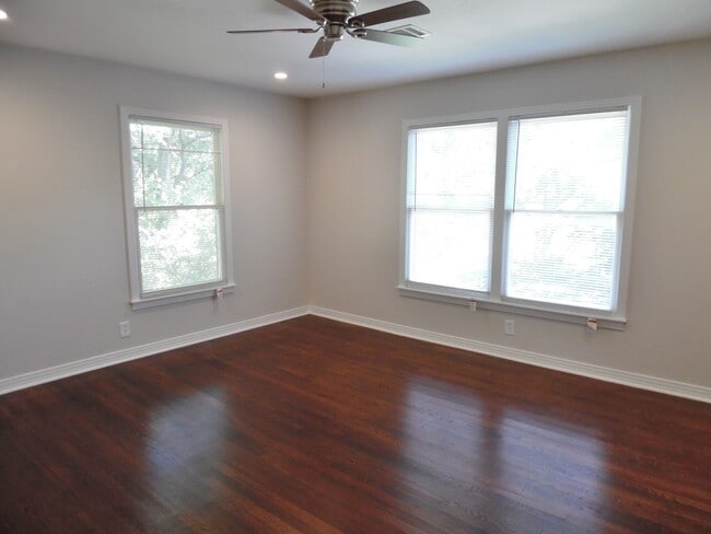 Building Photo - Total Remodel Townhome-Like Unit in Berkel...