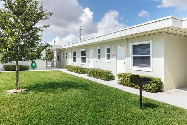 Courtyard 1 - 2001 N Dixie Hwy