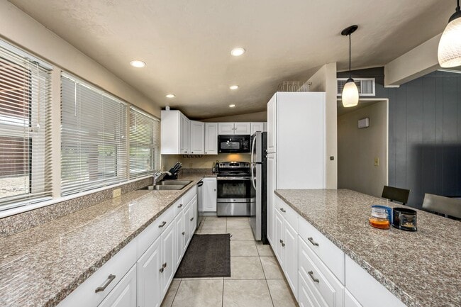 Building Photo - Spacious 4-Bedroom Home Near UA & Banner Health!