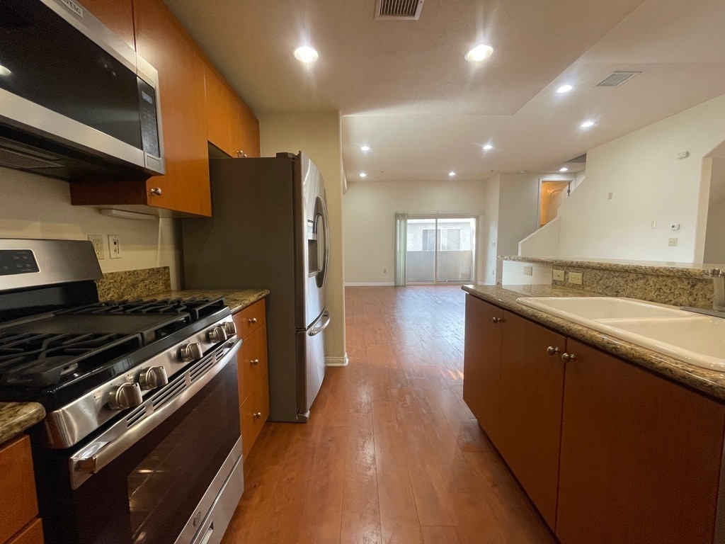 Building Photo - 15024 Magnolia Blvd