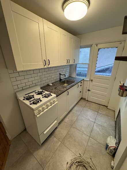 Building Photo - 905-909 Christian St