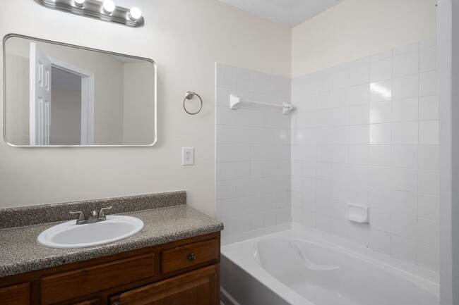 Building Photo - Beautiful Upgraded Townhome!