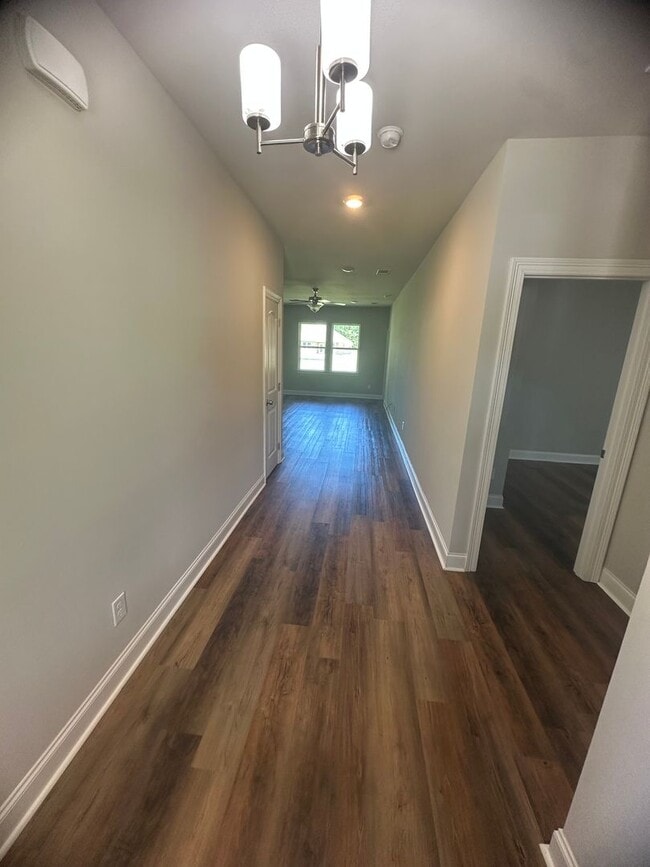 Building Photo - AVAILABLE NOW!