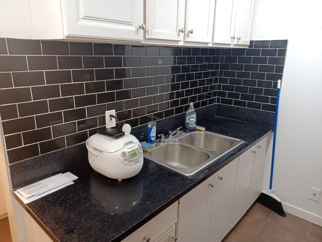 Building Photo - 68 E 200 S