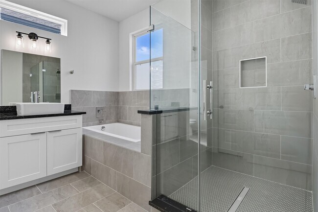 Building Photo - 2924 El Fenice Ln