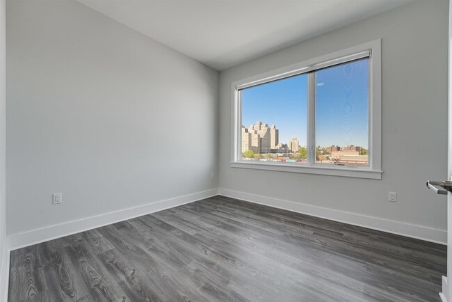 Building Photo - 658 Grand St