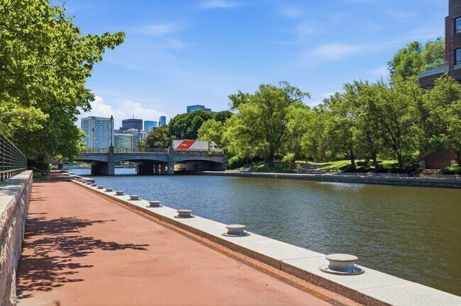 Building Photo - 6 Canal Park