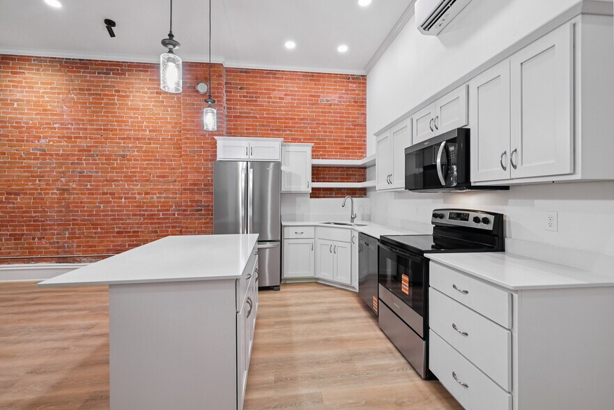 Building Photo - 105 E Bremer Ave