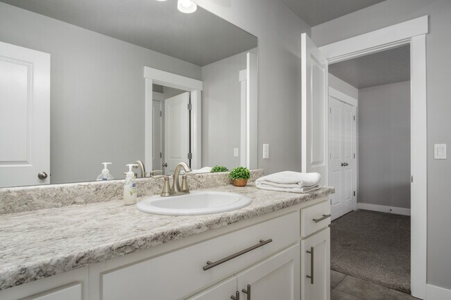jack&Jill with tub/shower combo - 537 N Mountain Peak Dr