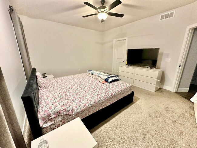 Building Photo - Spacious 5 Bed Home in Bloomington