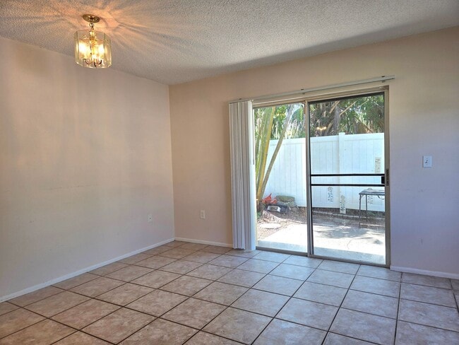 Building Photo - NEW PRICE / N Tamiami Trail / Townhouse
