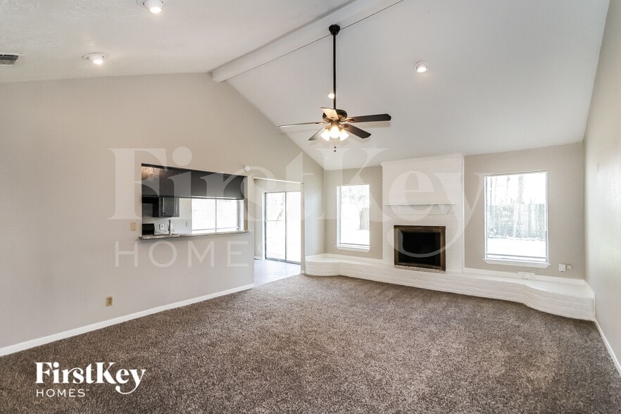 Building Photo - 2606 N Spring Dr