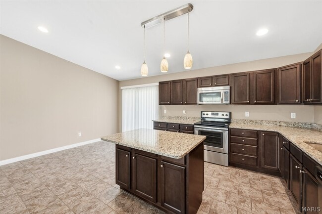 Building Photo - 305 Shadow Trace Dr