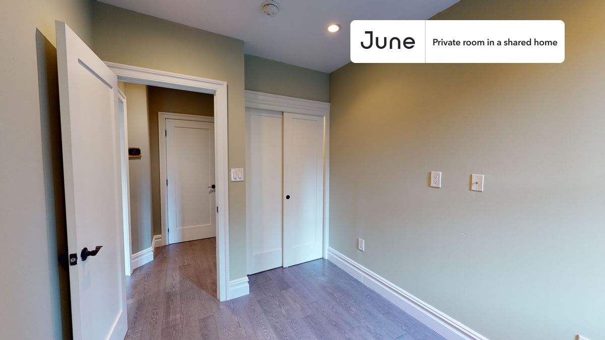 Building Photo - Private bedroom in 3 bed/2 bath Home