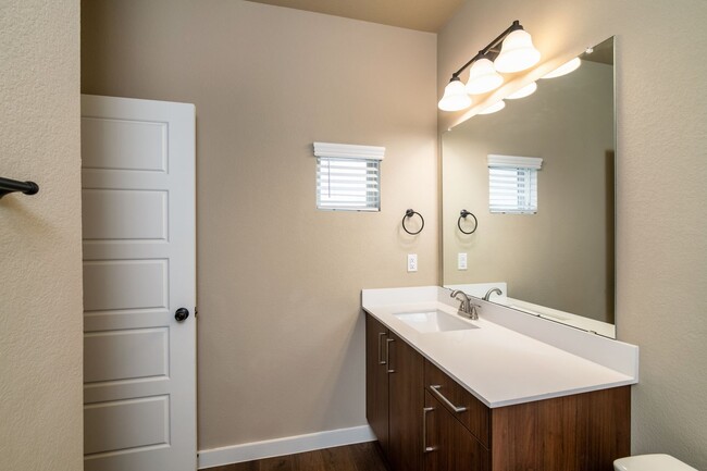 Building Photo - GORGEOUS 3 BEDROOM 2.5 BATH DUPLEX LOCATED...