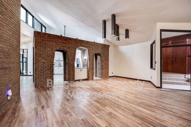 Building Photo - 1382 Hickoryview Ct