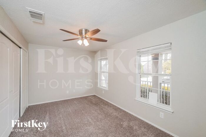 Building Photo - 910 Saxonhill Dr
