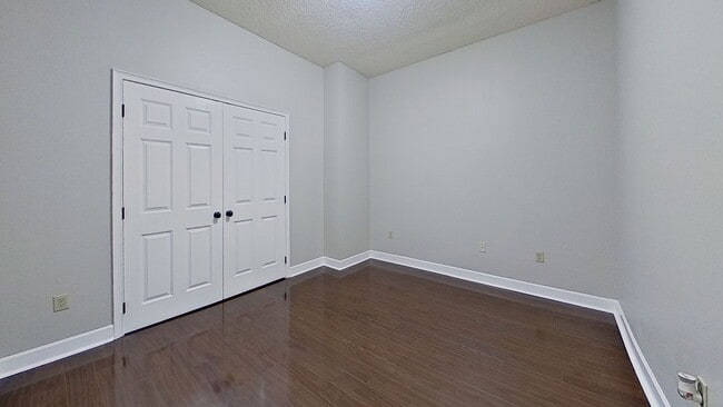 Building Photo - 2/2 Condo with breathtaking views!