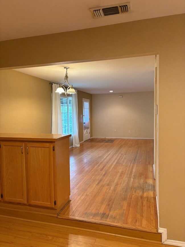 Building Photo - 3bed/2bath Home with large yard in South Sac