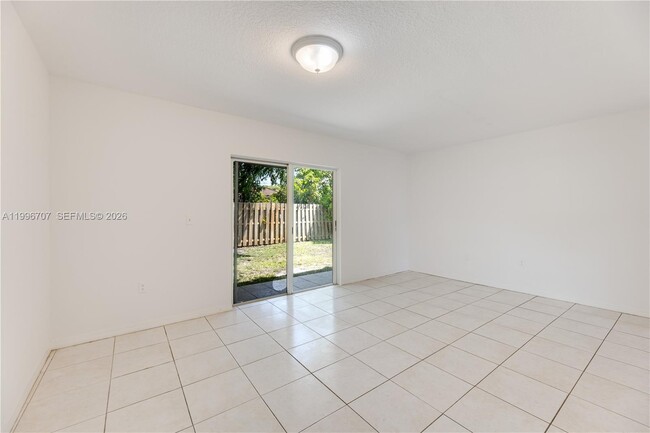 Building Photo - 3027 SW 24th St