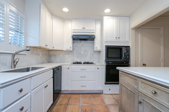 Building Photo - 10660 Pagewood Dr