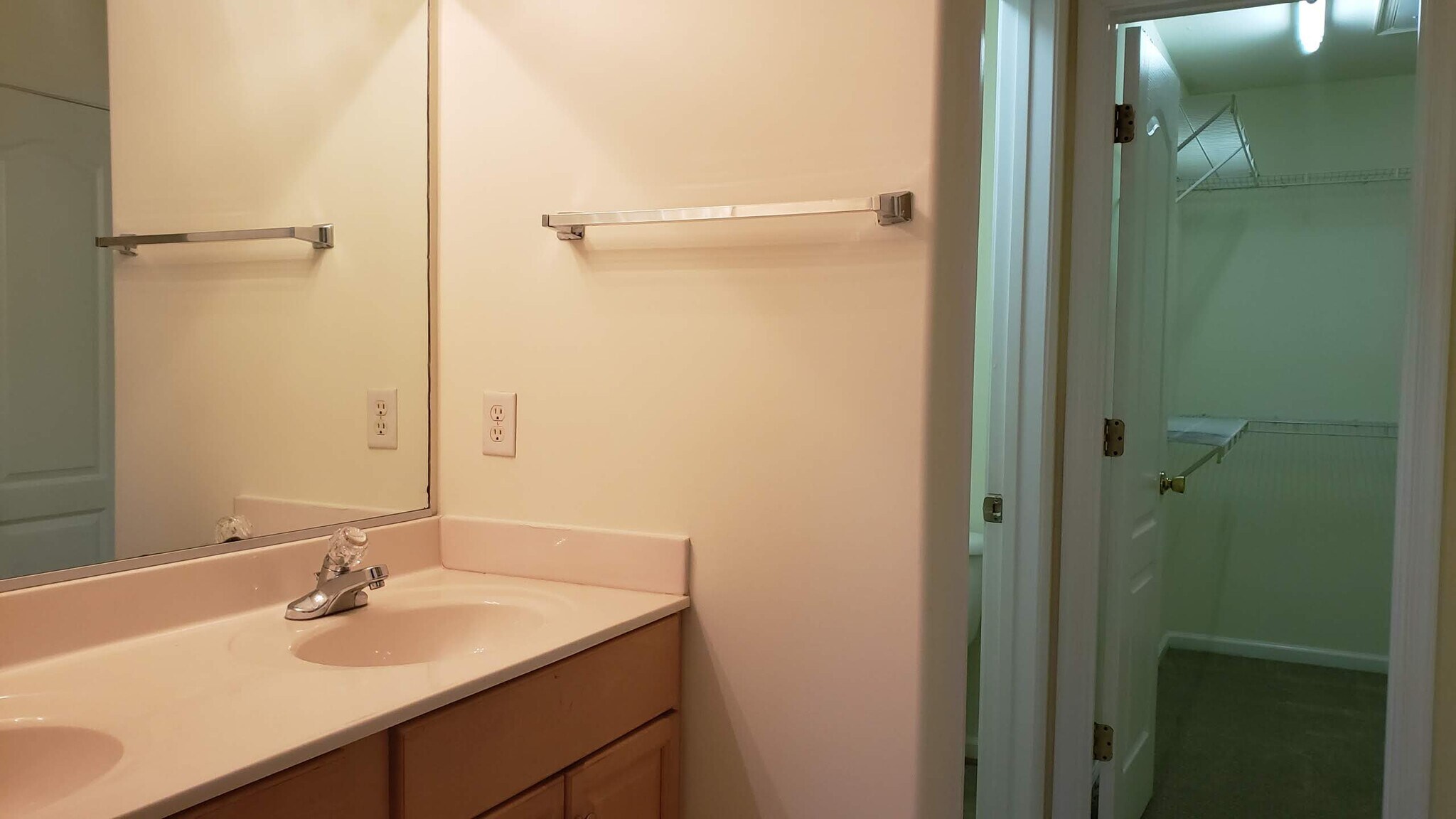 Master Bath - 2015 Livingston St