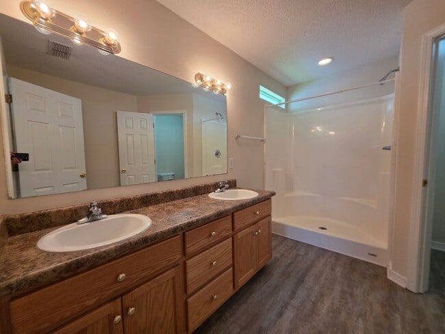 Building Photo - 3BR/2BA home with 2 car garage and privacy...