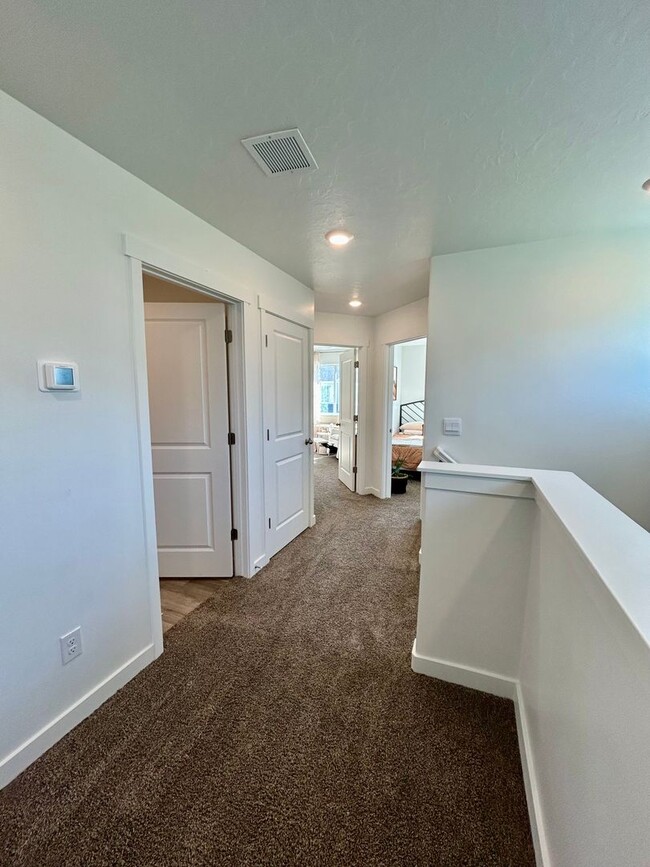 Building Photo - End Unit 3 bed 2 bath Townhome in Spanish ...