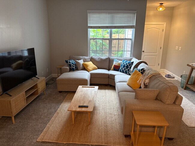 Building Photo - 3 bedroom fully furnished home, Pet Friend...