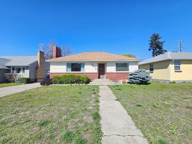 Building Photo - $2,095 - 3 Bed / 2 Bath Charming Rancher H...