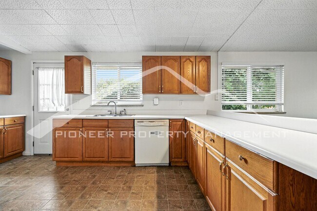 Building Photo - Charming Duplex with Washer/Dryer and Fenc...