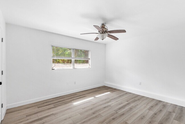 Building Photo - ST PETE APARTMENT FOR RENT!!