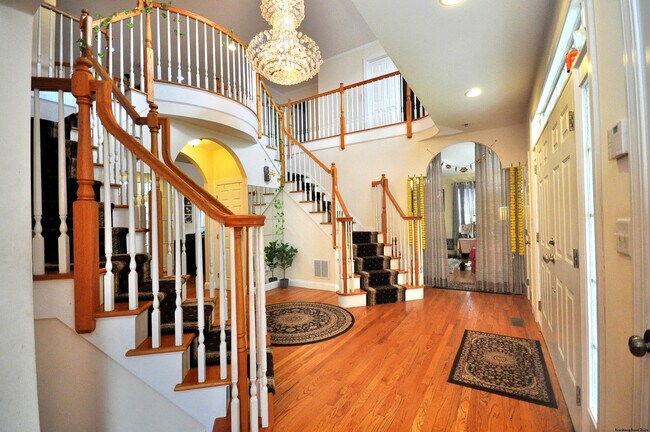 Building Photo - 3 Maplecrest Ln