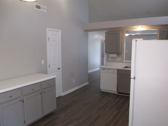 Building Photo - Wonderful 3 bedroom, 2 bathroom, home with fenced in yard! Available December 21, 2025!