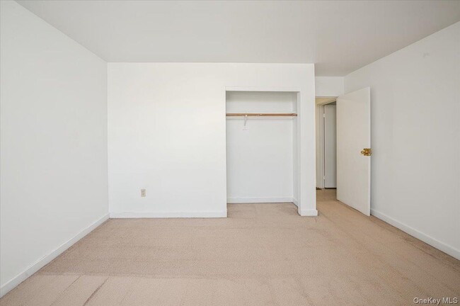 Building Photo - 501 Maplewood Gardens