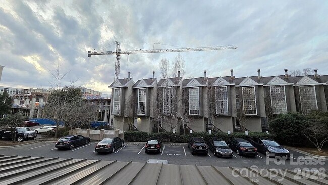 Building Photo - 405 W 7th St