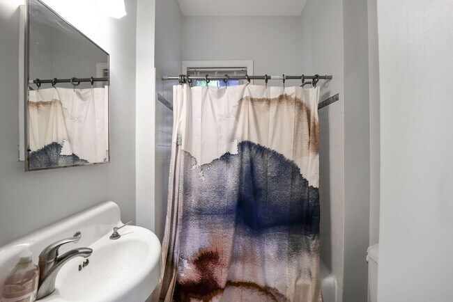 Building Photo - Sapcious Renovated Mt. Pleasant Home with ...