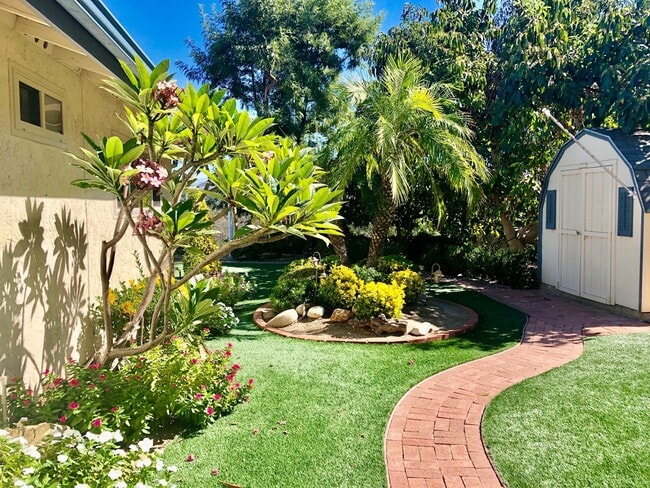 Building Photo - Beautiful Custom Home in Fallbrook, just m...