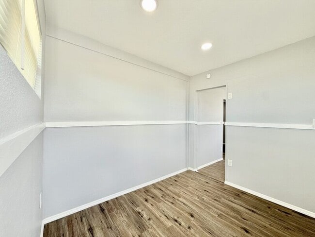 Building Photo - 80 146th Ave
