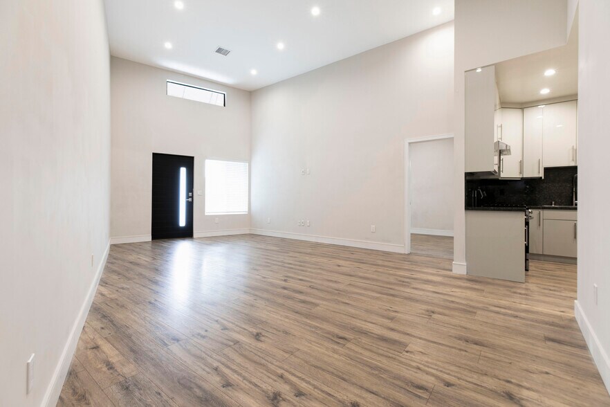 Building Photo - 9168 Morehart Ave