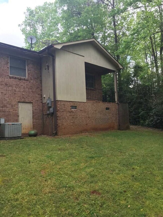 Building Photo - Charming 2 bed 2 bath duplex located in Newton