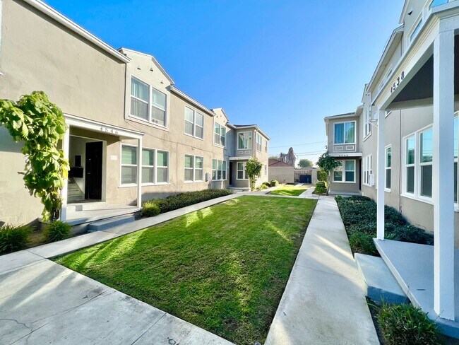 Building Photo - Bright Upstairs End-Unit 1 Bed / 1 Bath with Garage Options in Quiet Bixby Knolls Community