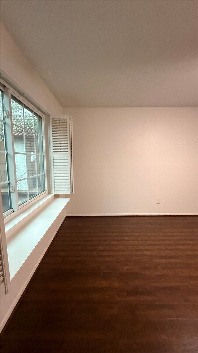 Building Photo - 2744 Briarhurst Dr
