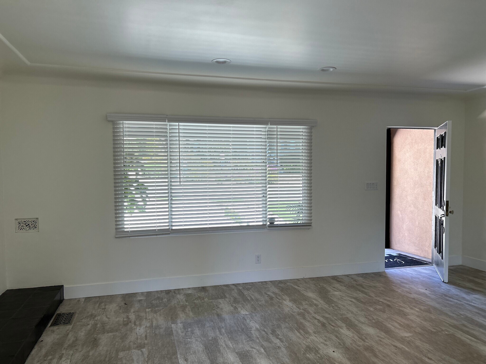 bay window in living room - 58 W Sierra Madre Blvd