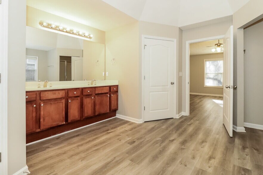 Building Photo - 949 Simonton Glen Dr SE