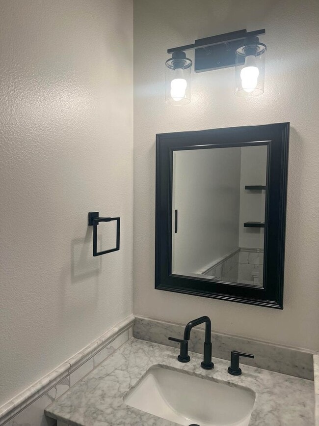 Building Photo - Beautiful West Linn Home in a Quiet, Desirable Neighborhood