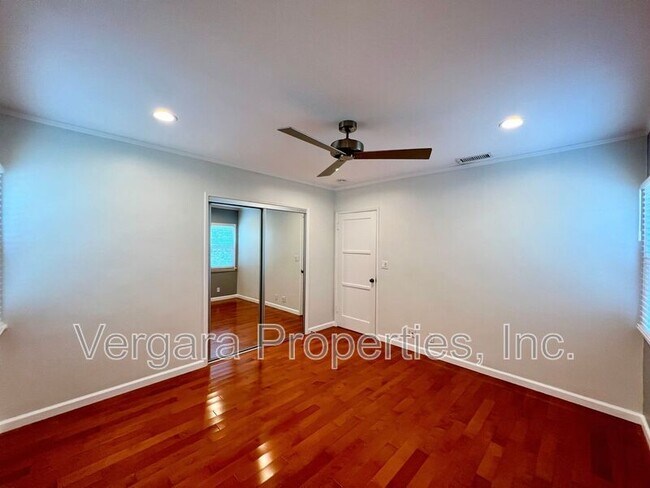 Building Photo - 6531 W 85th St