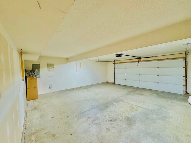 Building Photo - 2102 Oakwood Dr