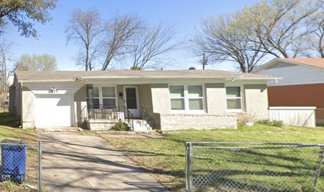 Building Photo - "Charming 4-Bedroom Dallas Retreat with 2 ...