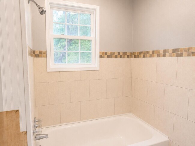 Building Photo - 425 Lakeview St